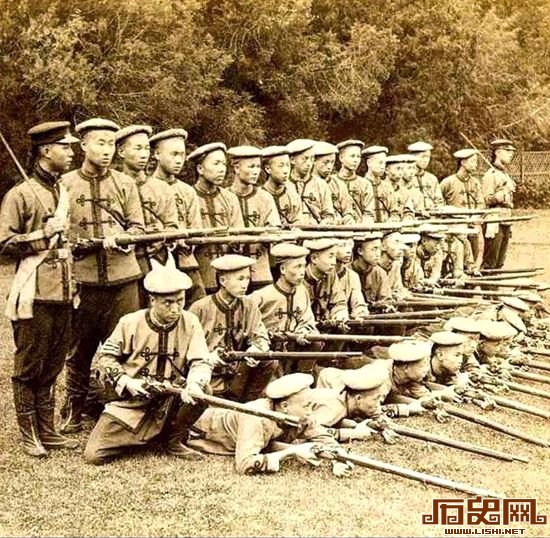 清朝末年,清军开始引进西方武器,并进行西式的操练,军队装备在一定