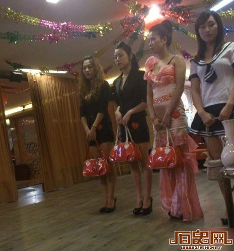 [多图]广东东莞酒店真实偷拍“暧昧服务”