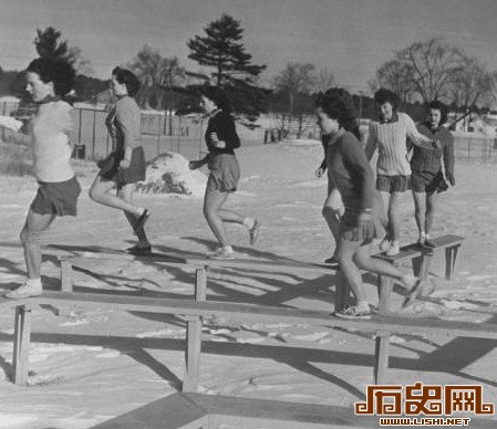 二战时期美国女大学生冬季军训备战