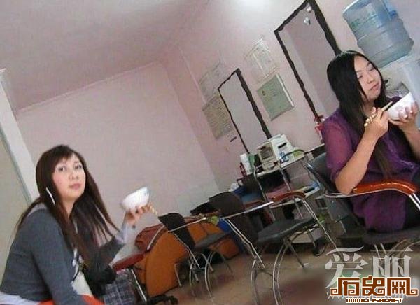 [多图]实拍街边发廊失足妇女们的生活私照