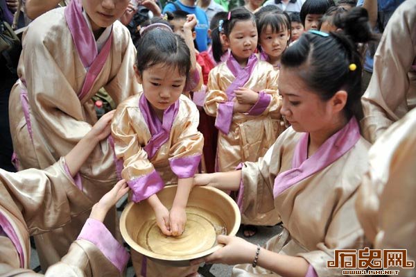 古代开学典礼十分庄重 登记表中注明身高面相