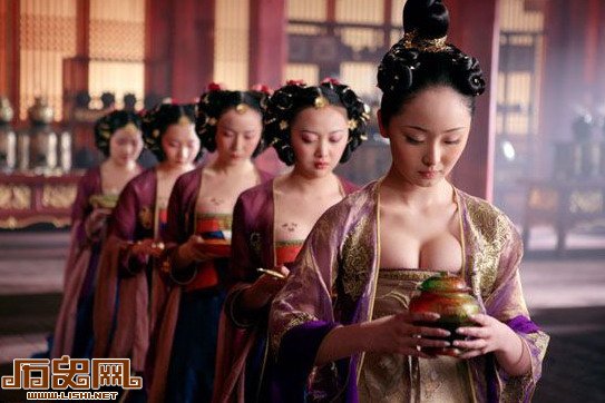 唐朝女性爱穿“露乳装” 唐高宗曾颁发“禁露”令