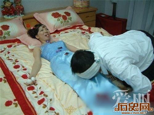 [多图]实拍疯狂男女闹洞房如此不堪入目