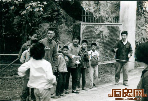 1975年光明机械厂职工子弟小学运动会比赛。时任小学工宣队师傅的刘振余(图片提供者刘金峰父亲，右二)是比赛的裁判。