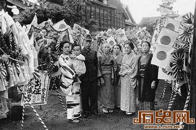 二战时，日本民众欢送士兵出征