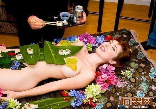 [多图]日本变态饮食文化：实拍“女体盛”宴