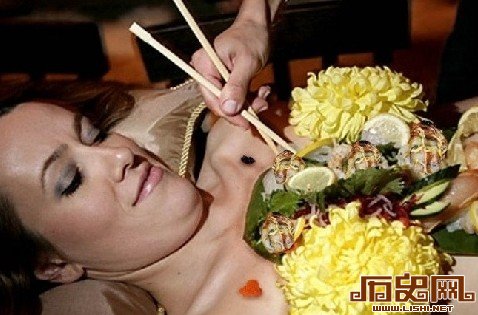 [多图]日本变态饮食文化：实拍“女体盛”宴