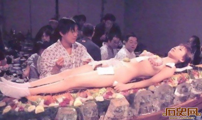 [多图]日本变态饮食文化：实拍“女体盛”宴