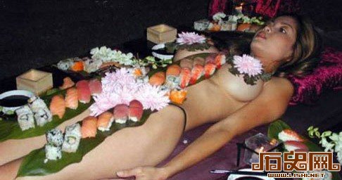 [多图]日本变态饮食文化：实拍“女体盛”宴