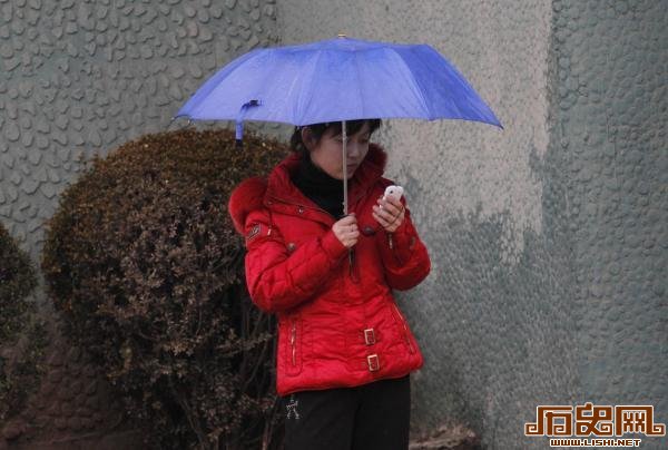 朝鲜：年轻女性携带手机就被认为是已婚