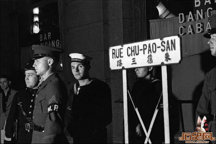 1937年美国大兵上海泡吧老照片