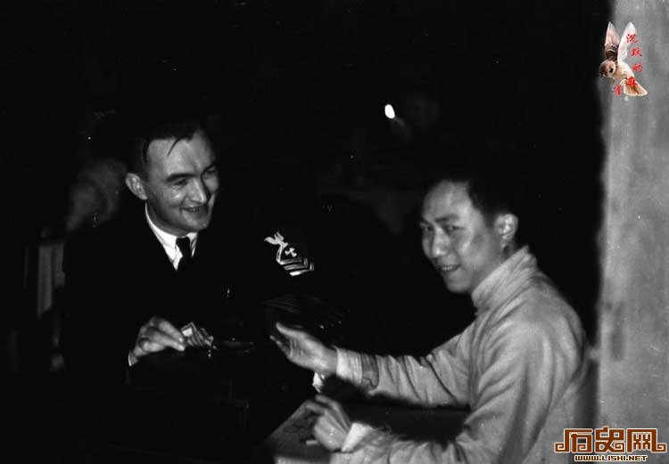 1937年美国大兵上海泡吧老照片