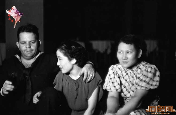 1937年美国大兵上海泡吧老照片
