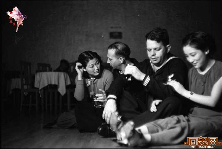 1937年美国大兵上海泡吧老照片