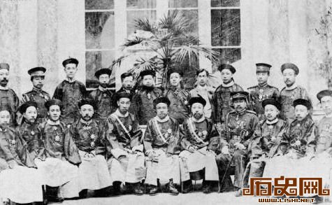 1905年12月，晚清五大臣及随员在罗马合影 