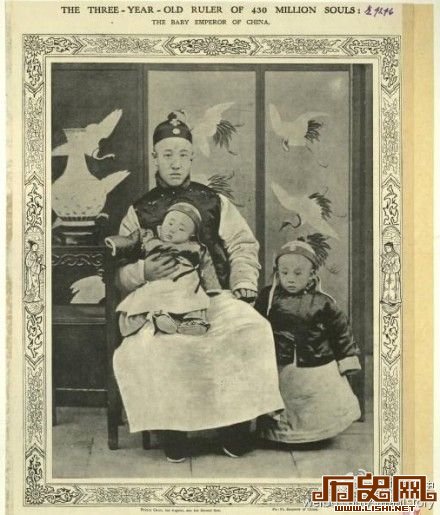 载沣与溥仪（右立）、溥杰。这是比利时大使柯霓雅男爵于1911年拍摄的照片