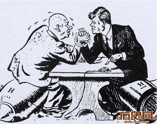 肯尼迪和赫鲁晓夫“扳手腕”（漫画）