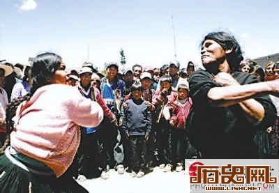 揭秘全球怪异奇特风俗