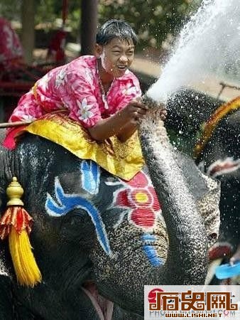 揭秘全球怪异奇特风俗