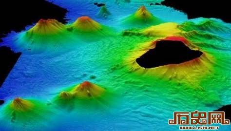 海底火山！里特博士的小组对一条宽约100英里(约合161公里)，长度约等于英国的海域进行海底地形测绘，并在此过程中发现了12座先前未知的新火山，图中缺失部分是露出水面的岛屿