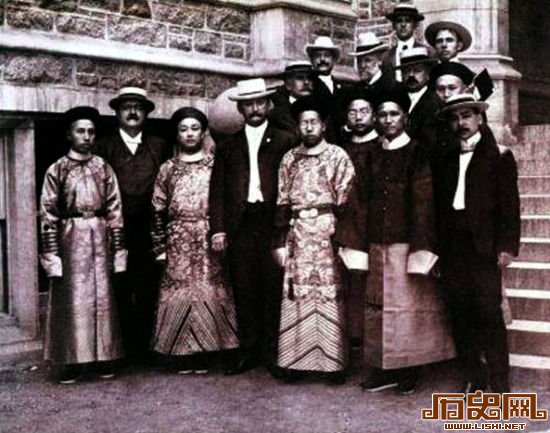 1904年世界博览会在美国的圣_路易斯市开幕，曾轮船招商局经理黄开甲出任中国馆副馆长。前排右三为黄开甲