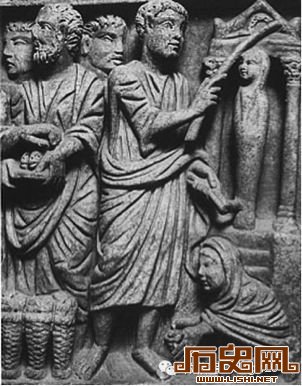 430年前后，罗马圣萨比那教堂门上的石刻，耶稣用魔杖复活拿撒勒。