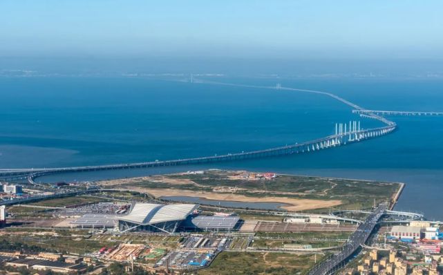 中国醉爽的城市，一口啤酒，一眼大海
