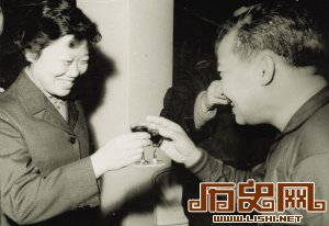 著名女歌手回忆为西哈努克唱歌的难忘岁月