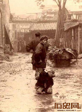 [多图]胆小慎入！清朝刽子手展示杀人“成果”