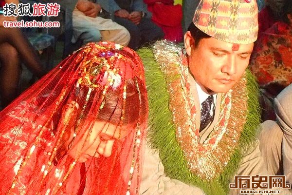 尼泊尔婚俗：岳父给女婿洗脚