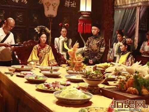 中国古代上流社会衣食住行：人奶喂猪男子熏香