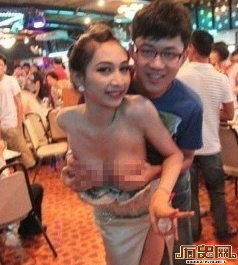 [多图]盘点全球摸奶门丑闻