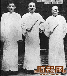 旧上海大亨黄金荣结局：扫马路接受劳动改造