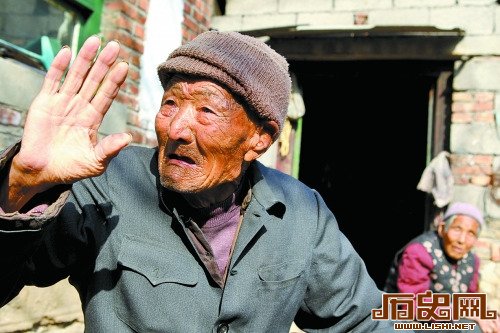 揭秘焦裕禄16岁扛枪抗日 被鬼子脚踢棍打灌凉水