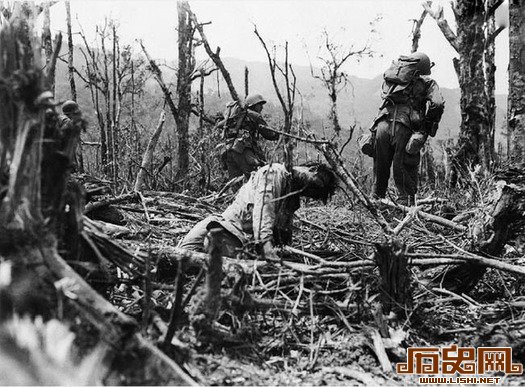 日本遭美军轰炸现场旧照