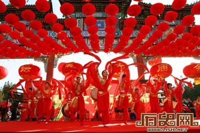 老舍笔下的北京春节：除夕灯不断鞭炮声不绝