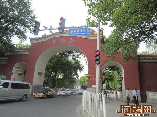 20世纪初，在北洋政府内务总长朱启钤主持下，打通皇墙，修筑了南池子大街