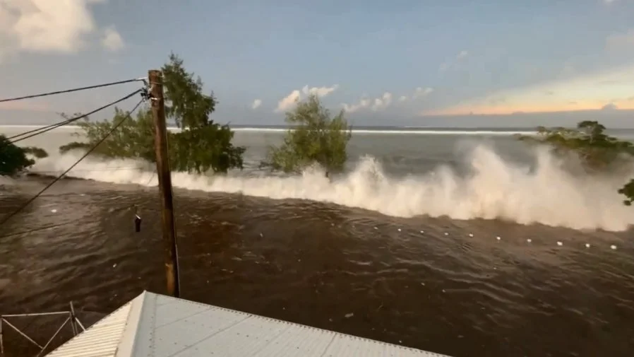 突发！海面瞬间炸开，这个岛国海底火山爆发，通信全部中断！多国发海啸警报，日本8县紧急避难！中领馆提醒...