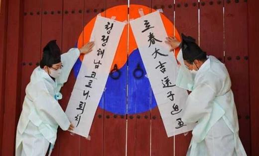 中国的春联使用了红色，韩国的春联，为何都采用了白色？