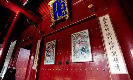 中国的春联使用了红色，韩国的春联，为何都采用了白色？