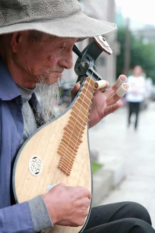 《弹起我心爱的土琵琶》中的土琵琶究竟是什么？