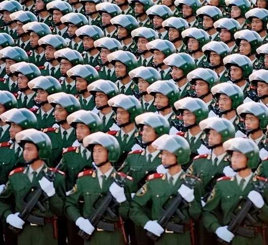 武警部队换发了两代警服，1988年，为何停止使用红领章？