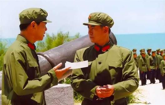 武警部队换发了两代警服，1988年，为何停止使用红领章？