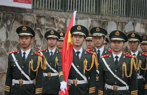 武警部队换发了两代警服，1988年，为何停止使用红领章？