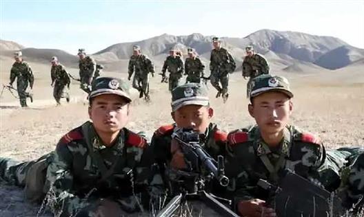武警部队换发了两代警服，1988年，为何停止使用红领章？