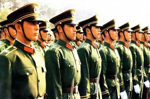 武警部队换发了两代警服，1988年，为何停止使用红领章？