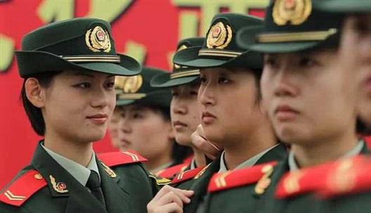 武警部队换发了两代警服，1988年，为何停止使用红领章？
