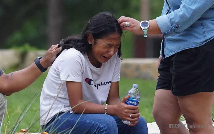 美国小学枪击致21死：嫌犯为18岁高中生，曾向其祖母开枪