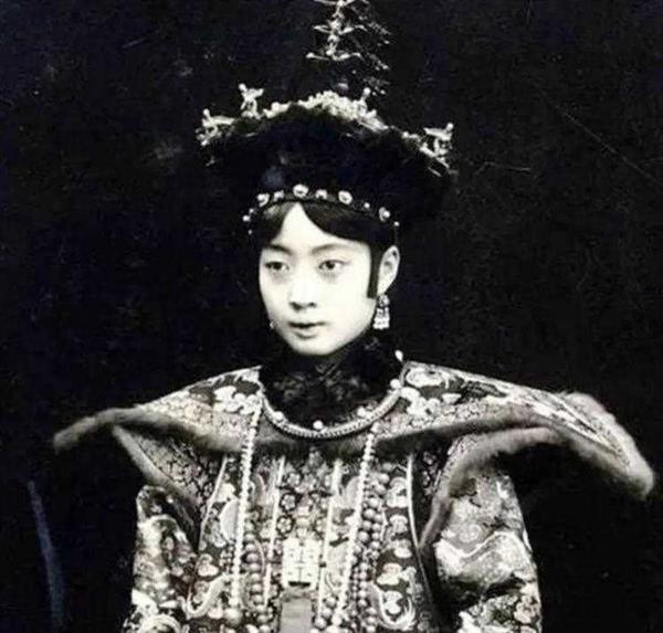 她绝美，可惜被毁了