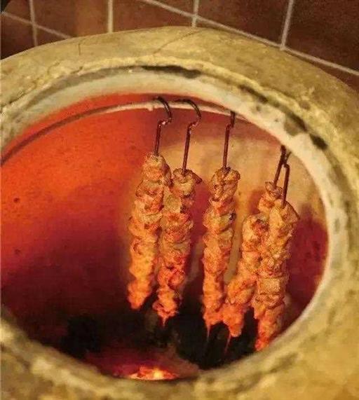 在烧烤内卷大潮里独善其身的新疆烤肉，藏着什么秘密？
